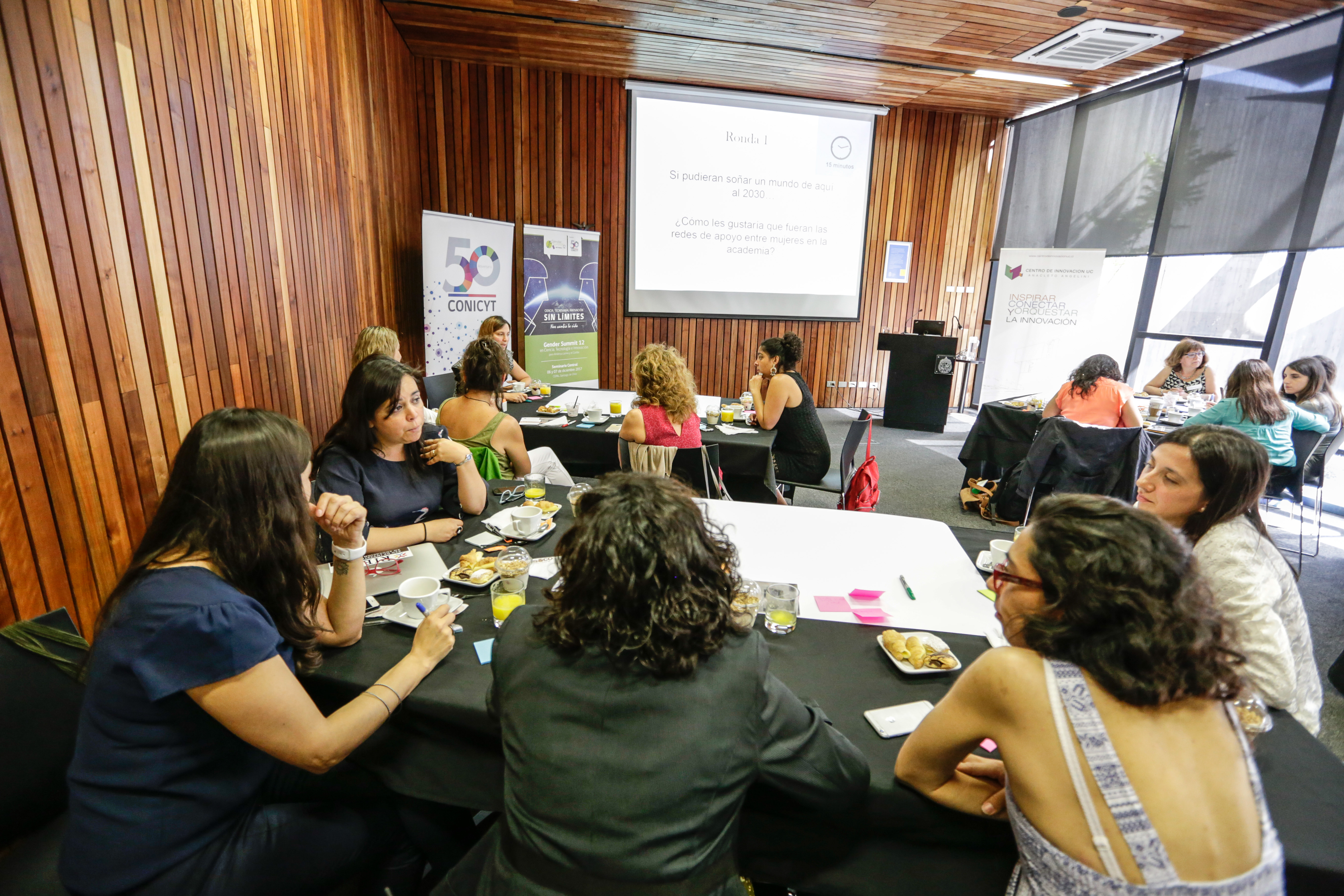 Mujeres de la academia se reúnen en diálogo sobre redes de apoyo